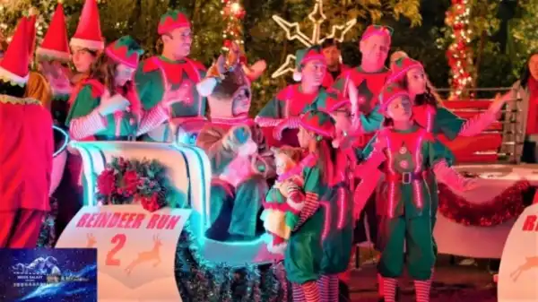 Stuck in the Middle - Stuck at Christmas Theme Song